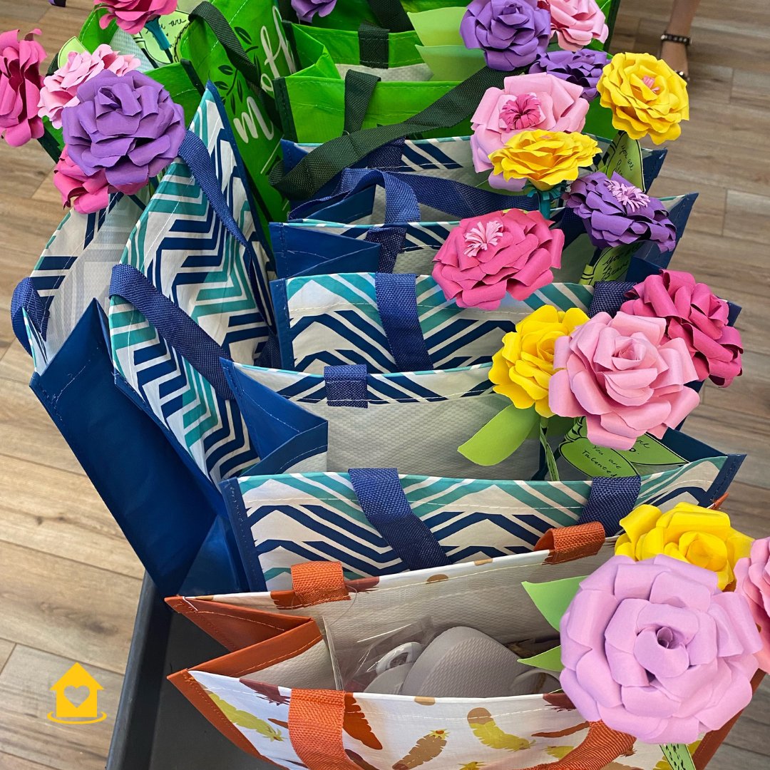 Last month, in honor of Valentine’s Day, our staff assembled gift bags for each client in our emergency shelter complete with paper roses, words of affirmation, and some self-care goodies. 💐😌 
#noabuse #domesticviolence #traumainformed #traumatherapy #mentalhealth #selflove