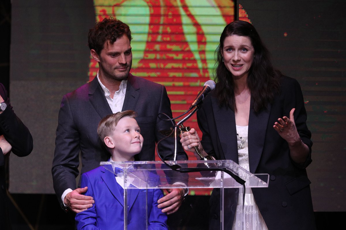 ScreenFandome's tweet photo. #Belfast ha ganado el premio #HCAFilmAwards como #BestCastEnsemble https://t.co/nSut3cmn21
