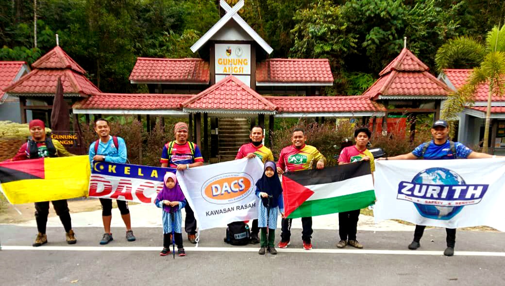 kelabdacs's tweet photo. Kita mulakan dengan memanjat Gunung Angsi sebagai sesi warming up.

Ada sesiapa nak follow trip selepas ni angkat tangan 🖐. https://t.co/IgwiKvGXWf