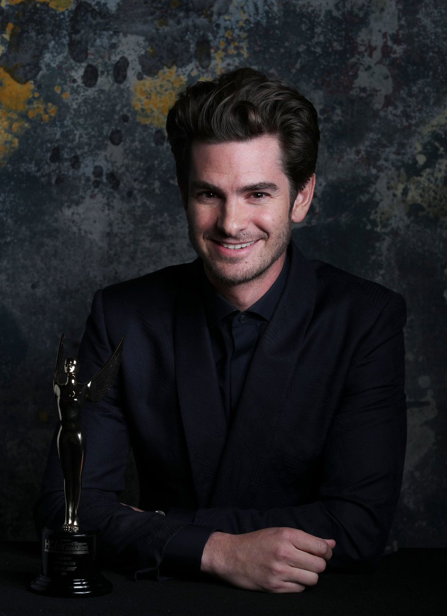 sboficial's tweet photo. Preparados para o Oscar, Andrew Garfield e Kristen Stewart venceram hoje o prêmio de Melhor Ator e Atriz do #HCAFilmAwards. https://t.co/gHdIn0pHPp