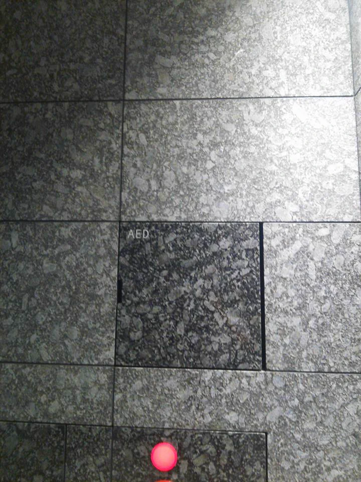 ツイート主さんの知る限り、最悪のAEDの設置…見栄えを気にしてどうするの？！