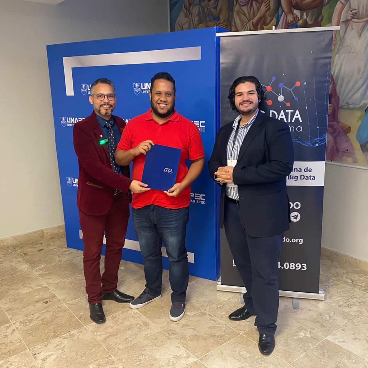 BigDataDOM's tweet photo. 🎖Momento en que los participantes del #datameetup2022 reciben sus premios como motivación para seguir desarrollando sus conocimientos.🧑🏻💻 Entre los premios recibieron seis becas del @itlard en 📚 cursos de educación permanente. https://t.co/ftM8cLawWh