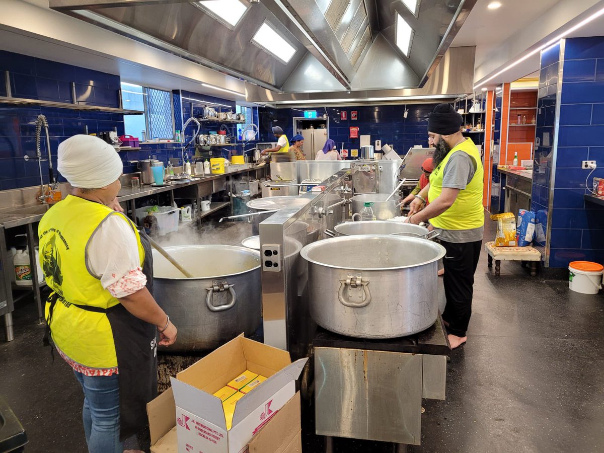 9 volunteers from @AustraliaSikh drove 20 hours overnight from Melbourne to Woolgoolga, NSW.

They left VIC at 6am yestrday, arrived in NSW at 4am today, and have been preparing fresh meals for #Lismore since. 

#NSWFloods @GuardianAus @joshgnosis
