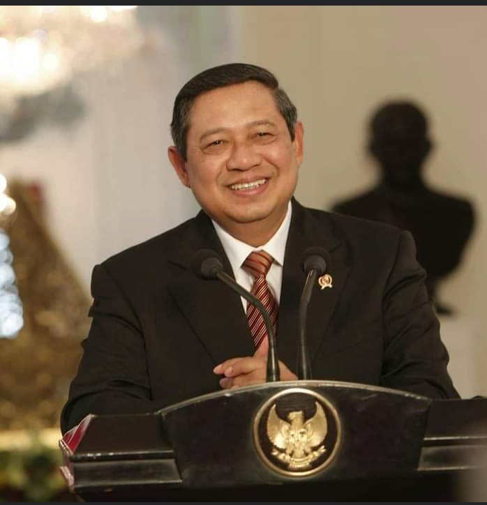 herisby70's tweet photo. Sepuluh tahun memimpin negeri ini tenang ,adem dan tidak gaduh.
Sehat selalu untuk Bapak SBY. @SBYudhoyono https://t.co/7GzbfNUcMw