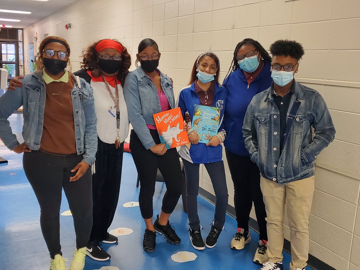 MsMGooden's tweet image. We were so excited to have former students and Minnie Mouse come out to read to our students today in honor of Dr. Seuss and Read Across America week! @TCBOE_TCCHS @adrychat @mesdebby @TCBOE