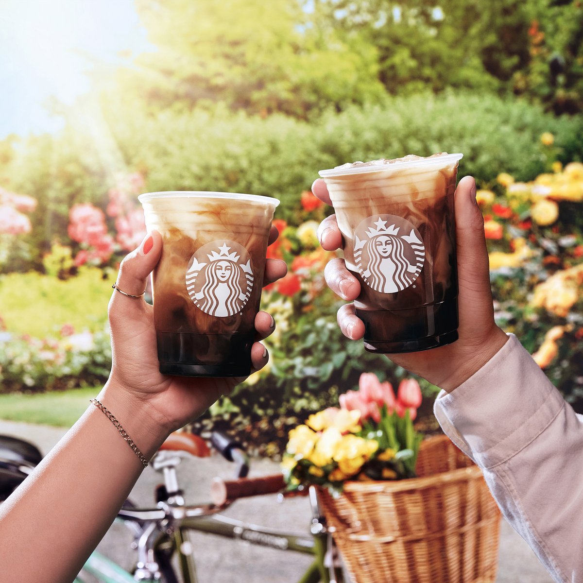 Starbucks's tweet photo. Sunshine, all shaken up.
✨ NEW Iced Toasted Vanilla Oatmilk Shaken Espresso
💛 Iced Brown Sugar Oatmilk Shaken Espresso https://t.co/qgnWIXFZEm