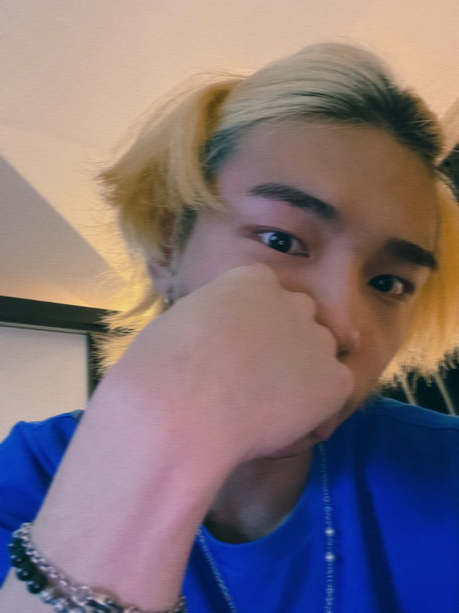 maybeauss's tweet photo. Indirectas || mini-au hyunlix 

donde hyunj¡n miembro de strªy k¡ds le gusta su compañero de grupo fel¡x, pero que pasaría si este nunca capta las indirectas que el le hace saber a cada rato.

O donde fel¡x le gusta hyunj��n, pero siente que a él le gusta otra persona. https://t.co/nafDIV3Kwa