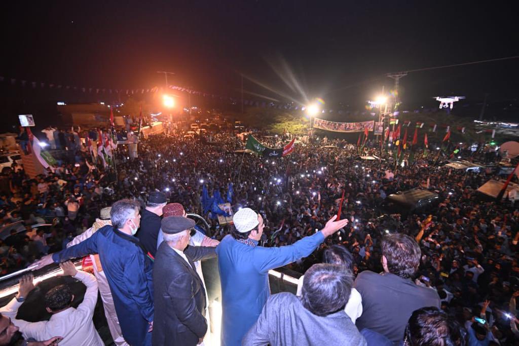 FaizanPpp's tweet photo. The third day concludes with a sea of people at #Sukkur ❤
The wider populace of Sindh is acquiescing to the #AwamiMarch , illustrating their support for Bhuttoism and adherence to their young beloved leader @BBhuttoZardari
#SelectedGhabarGaya
#Islamabad
#IslamabadHumAaRahyHain https://t.co/kydl01sWah