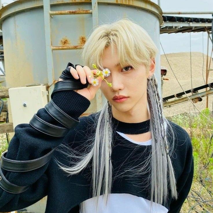 maybeauss's tweet photo. Indirectas || mini-au hyunlix 

donde hyunj¡n miembro de strªy k¡ds le gusta su compañero de grupo fel¡x, pero que pasaría si este nunca capta las indirectas que el le hace saber a cada rato.

O donde fel¡x le gusta hyunj��n, pero siente que a él le gusta otra persona. https://t.co/nafDIV3Kwa