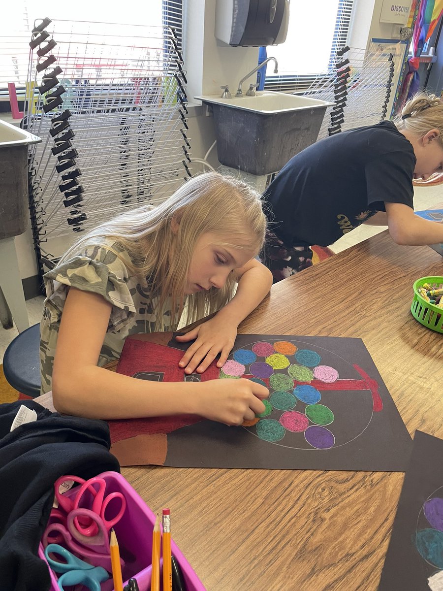 dorothy_runyen's tweet photo. 3rd grade Pop Art Gumball machines inspired by artist, Wayne Thiebaud. #popart #waynethiebaud @ASES_Mavericks #comalfinearts https://t.co/7bOVzKbwCS