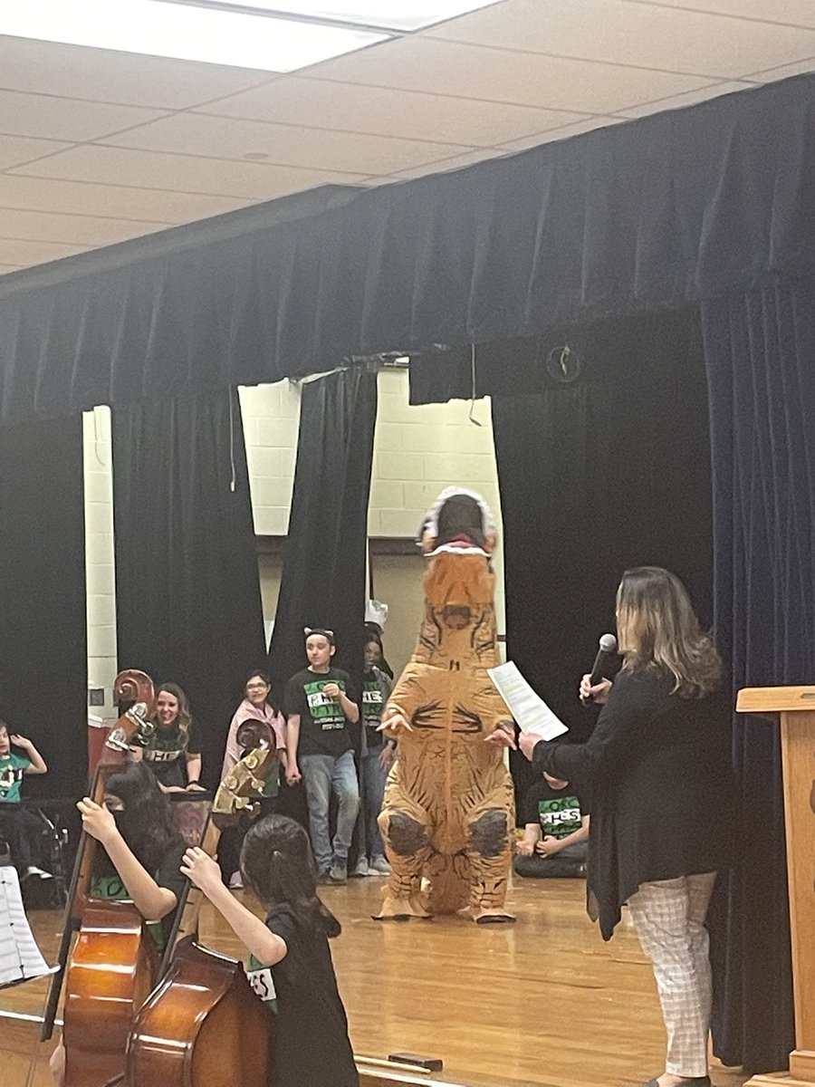 Jessica_Marcha's tweet photo. Orchestra and ALE! Thanks for inviting me to join in on the fun! @JordanNISD @smhayter @jordanmslibrary #jordanreunited https://t.co/FzsH2Vcg8A