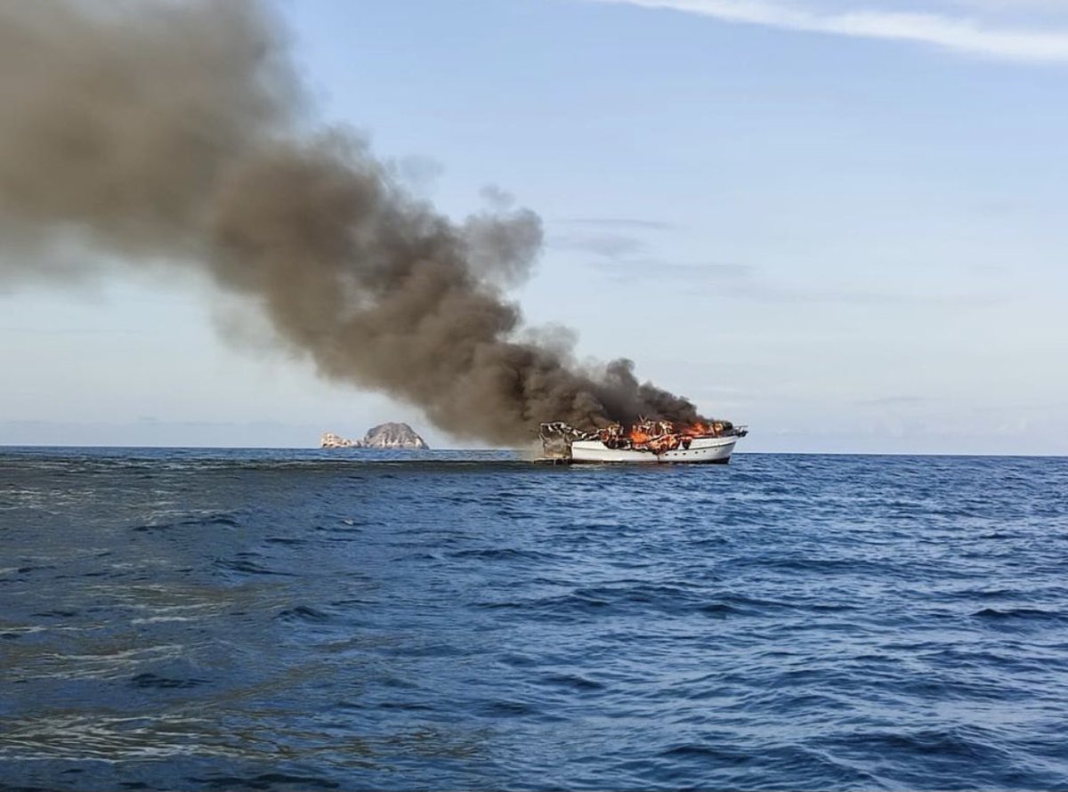 santacruzradio's tweet image. 🚨Se reportó incendio 🔥 en la embarcación de turismo 🛥 - Yate Queen Karen a la altura de la Isla Plazas. #Galápagos 

La embarcación no tenía pasajeros sólo 4 tripulantes, los cuales se encuentran a buen recaudado sin heridos.
facebook.com/10072237959788…