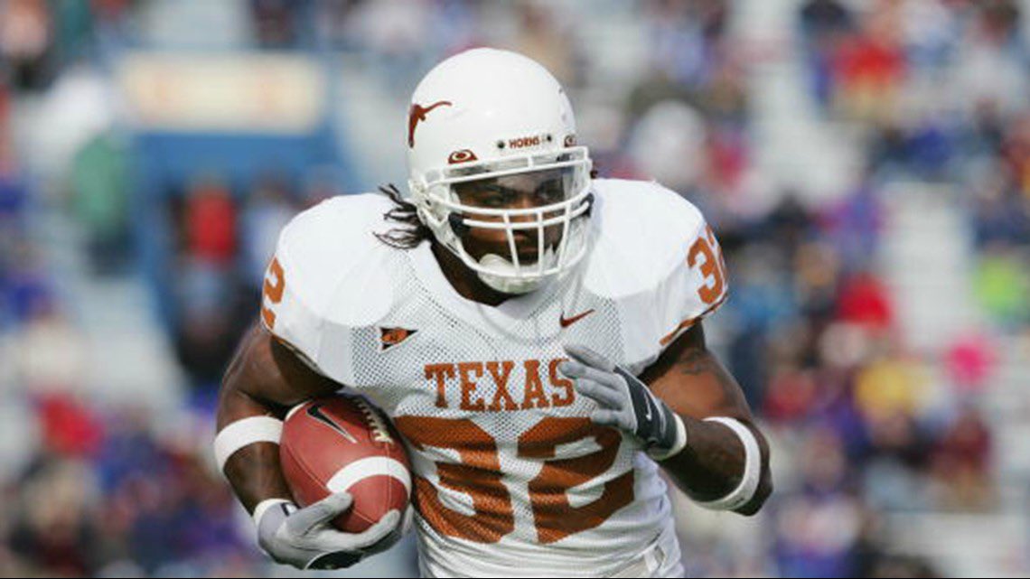 The late and great Texas RB Cedric Benson was a model of consistency. He’s the only RB since 2000 in the FBS to have more than 15 games with at least 150 rushing yards while his team went undefeated in every game. https://t.co/4TUY4w1tk2