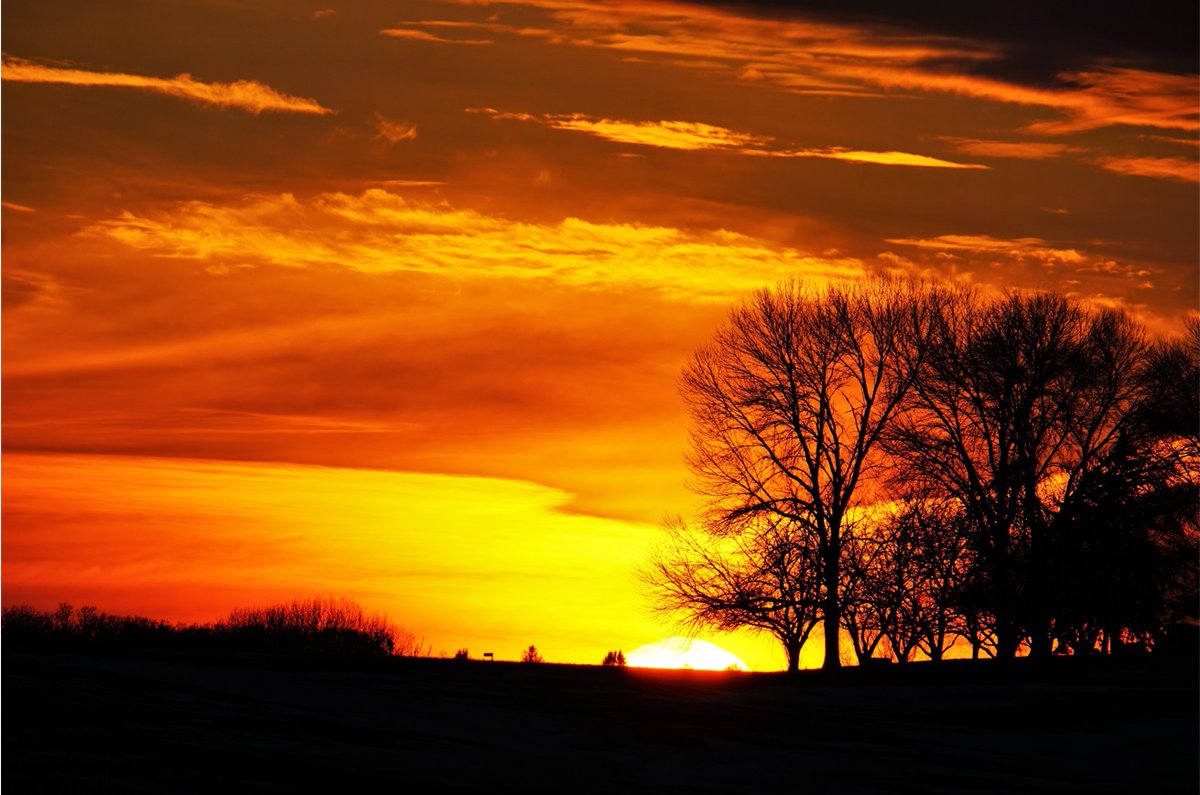 b_sorensen's tweet photo. This evening just west of town. #rochmn #mnwx https://t.co/gsZESQhKlj