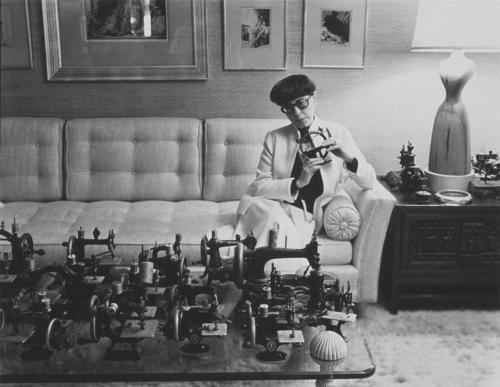 MistyHa01259914's tweet photo. Edith Head with her miniature #sewingmachine collection. For @noirgal17 https://t.co/JbueggMPyY