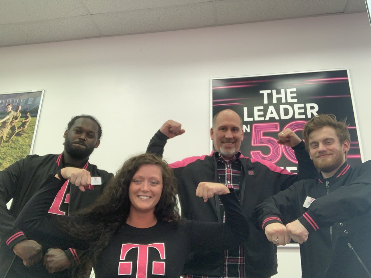 BKnollRetail's tweet image. Springfield is ready to flex on the competition! Celebrating our newly certified Mobile Expert Ethan Wilson! Congrats Ethan #DYTFlightClub #MidwestMagic #Top100InAction @CinciTrainer @wderrickindy @RJGomezIII @TracyNolan_