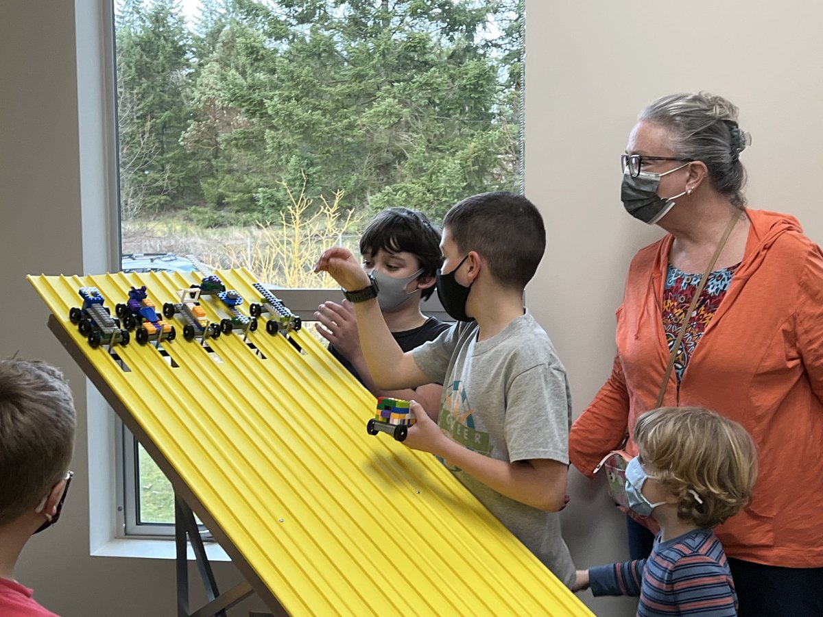 psdcomms's tweet photo. Pioneer Elementary Community Open House is happening until 6:30pm tonight! Students and staff are terrific ambassadors for their school! #WeArePSD @psd401 @Pioneer_STEAM https://t.co/opRrHP33mx