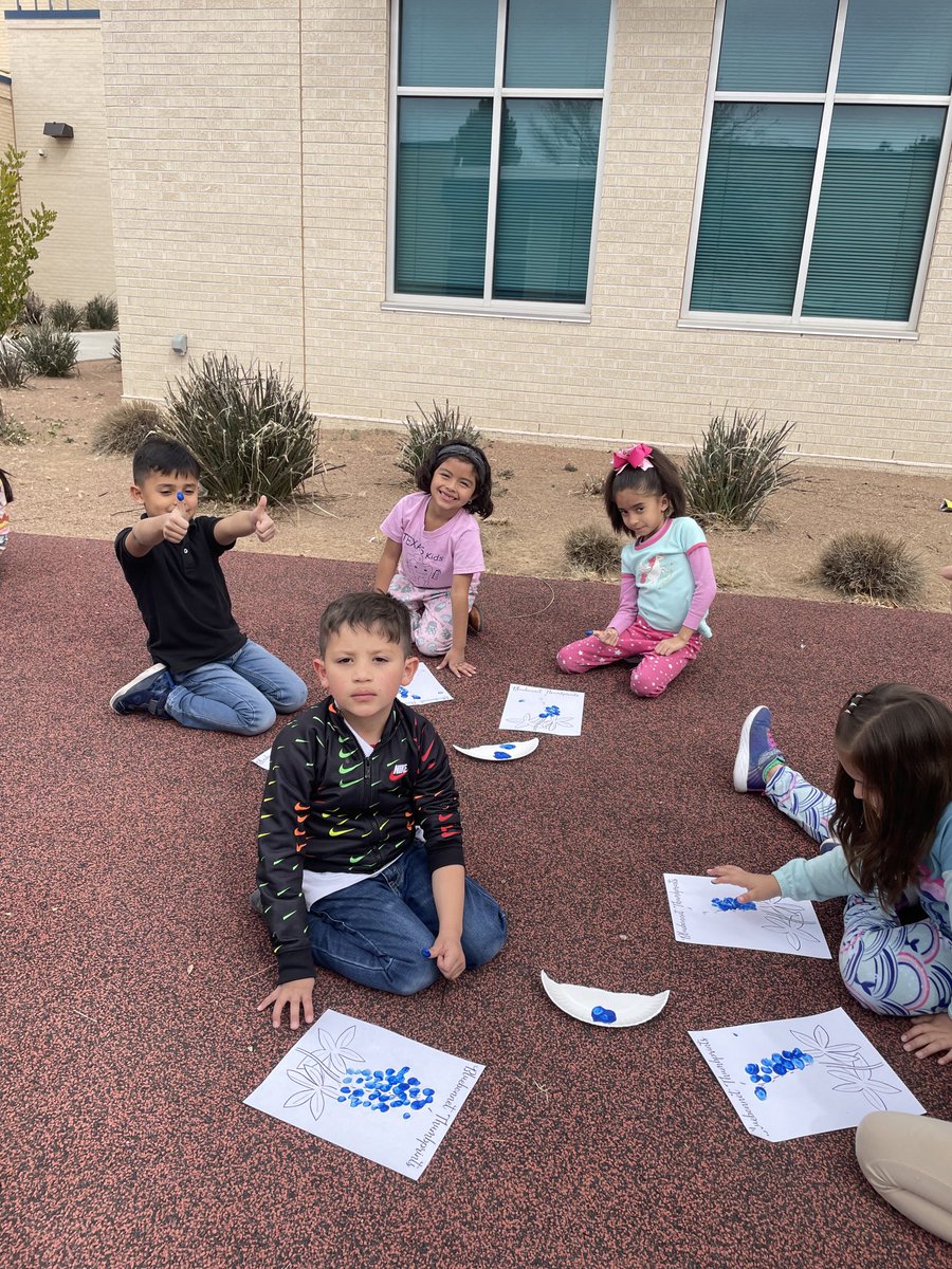 MrsKroesser's tweet photo. Thank you ⁦@Laura_TMedina⁩ for reading to my class this morning!!! It was the perfect fit for learning all about bluebonnets. The kids loved it!!! 💙💙💙#ClintRAA2022 @SurrattCubs https://t.co/OzaBUynm8U