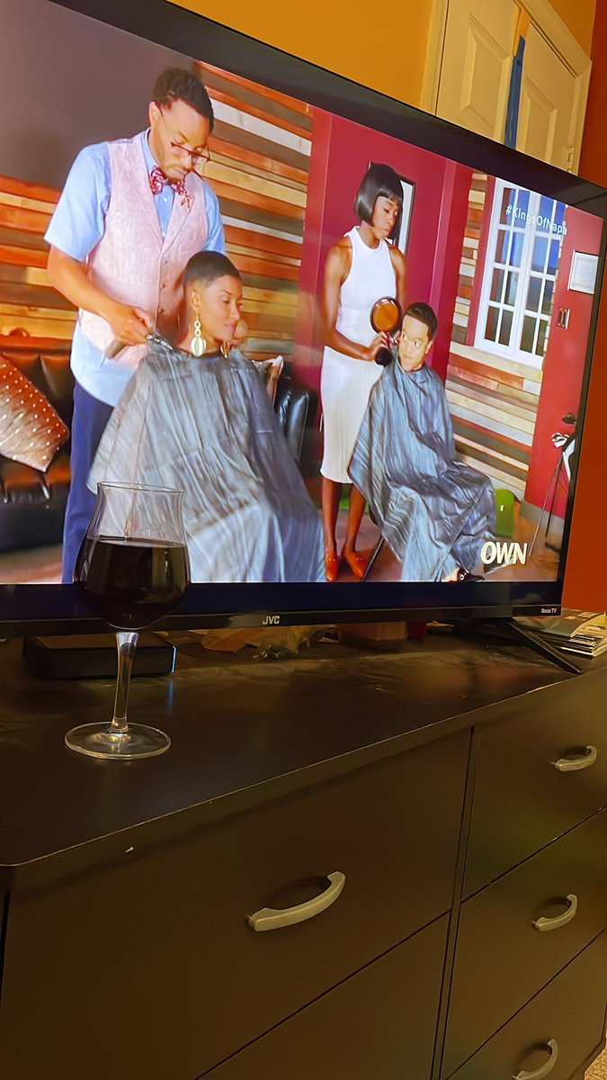 Drinking this 2016 Zinfandel from #traderjoes waiting to find out who dunit on #KingsofNapa