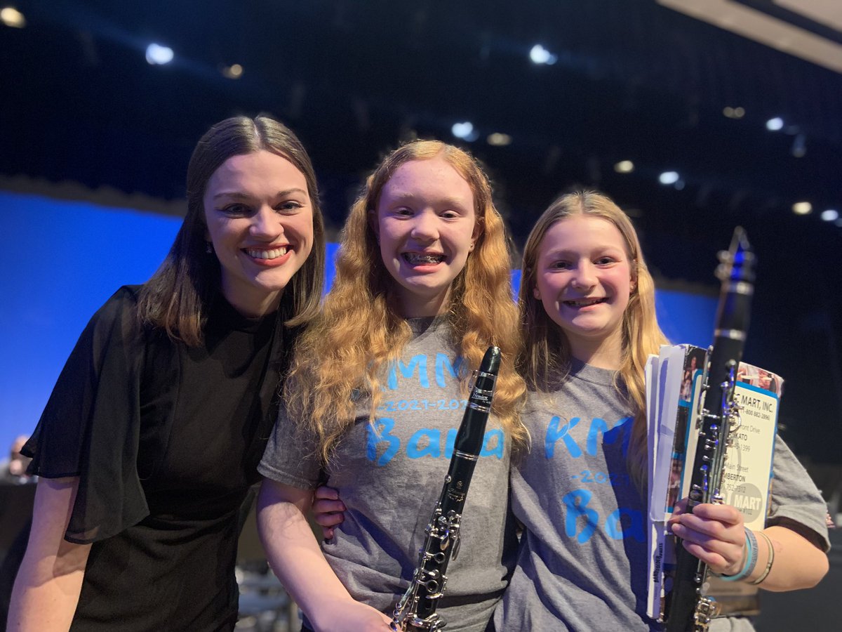 Just a bunch of #bandgeeks hanging out on a Tuesday night💙 <a href="/SarahMVinzant/">𝐒𝐚𝐫𝐚𝐡 𝐕𝐢𝐧𝐳𝐚𝐧𝐭</a> and <a href="/LizHarwoodMusic/">Liz Harwood</a> once again blew us away with their wonderful direction of 6th grade band and Rockin Jazz Band!! @KMMS_Larsen