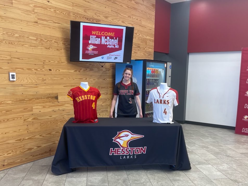 had a great visit and watched a great game! thank you to my parents for driving me. thank you @HCCoachBell <a href="/HesstonSoftball/">Hesston Softball</a> and your great girls for the great opportunity and congrats of the W!