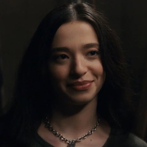 RT if you think I'm the prettiest girl in Woodsboro. If you don't I'll come find you, won't be pretty.