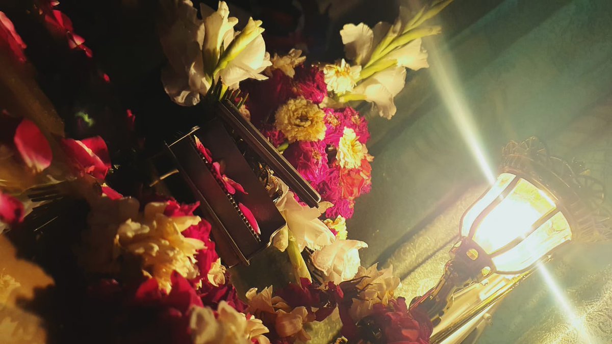 Its_Pareezy's tweet photo. خود کو خوش کرنا ہو تو ہم خود کو ہی پھول,گجرے خوشبو سے سجا لیتے ہیں

#selfappreciation
#Ownclick 📸
#photography 
#bukeh https://t.co/7ptoAkExZL
