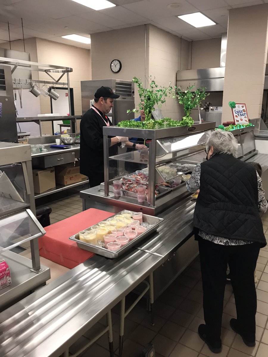 CopperHillES's tweet photo. Thank you to our partners at Maschio’s for providing a fun, delicious, &amp; nutritious chef’s day! #CHFun #CHTreats 💚🐾 🌮 https://t.co/ibVFwLlgGD