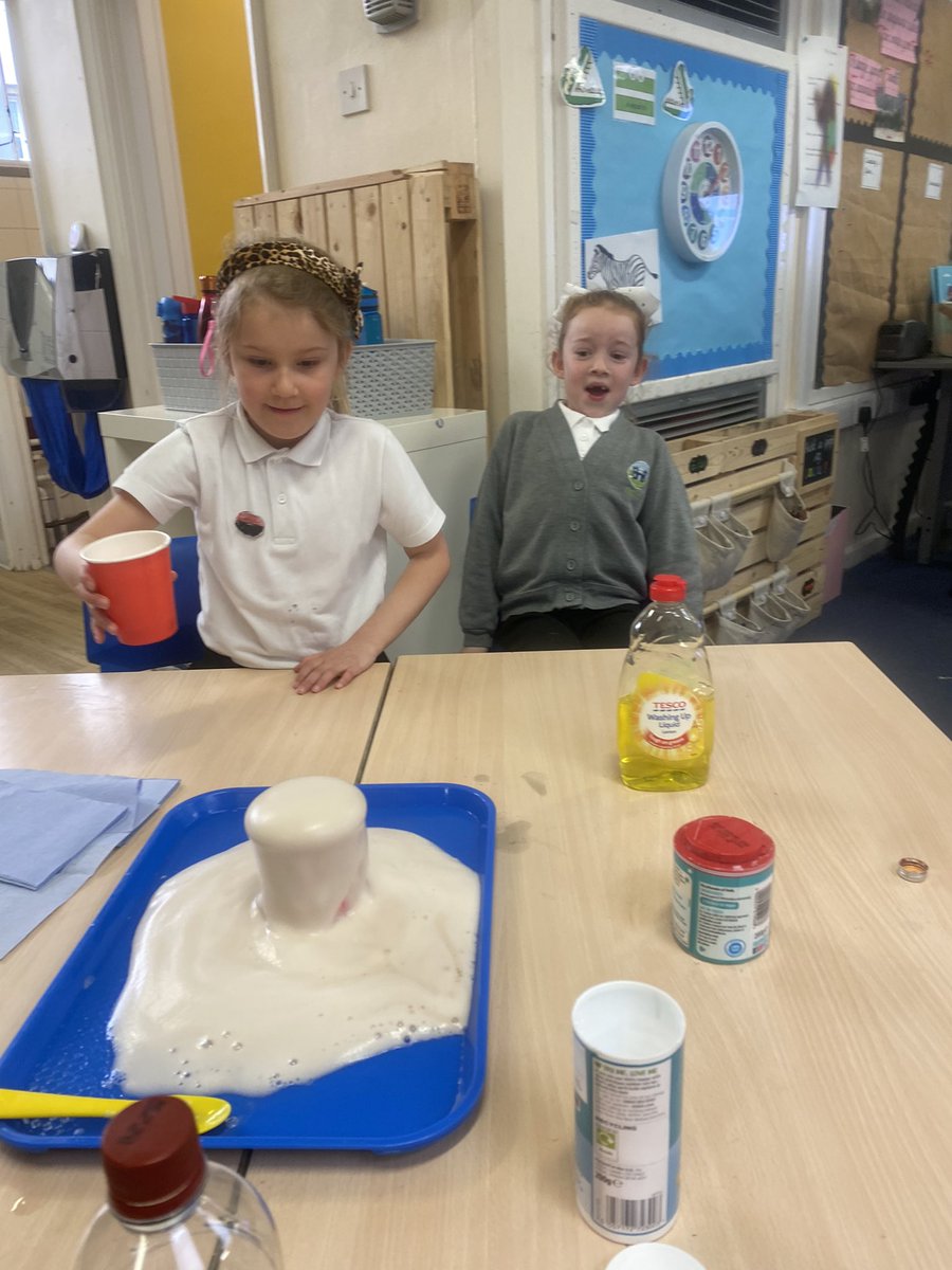 xMissWilliamson's tweet photo. Look at all these wide eyes and open mouths! This is what #ScienceWeek2022 is all about! Today in Year 1 we made volcanoes! 🌋 🌋🌋 @CastleHill_Ips @CH_Curriculum https://t.co/hjzRA3GIOL