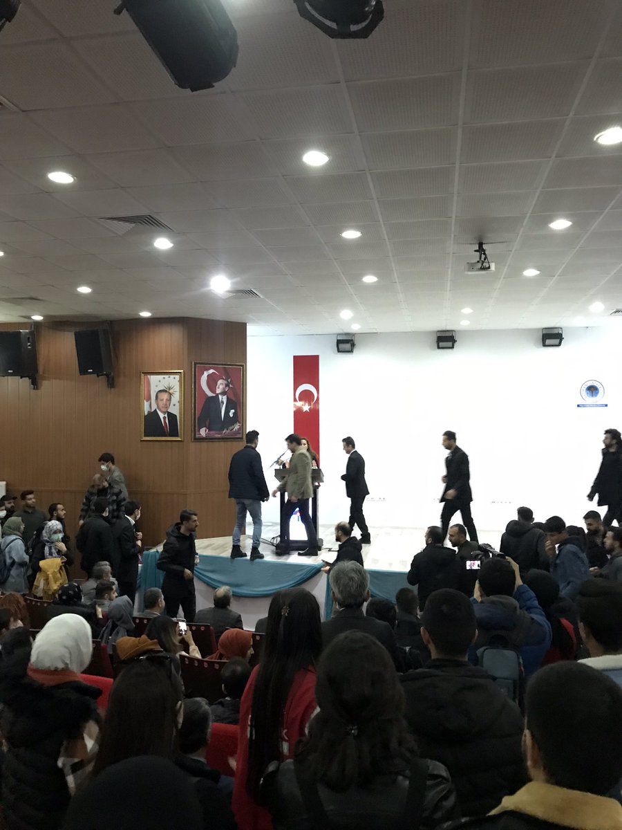 BatmanBuIteni's tweet photo. Sayın @Selcuk Bayraktar bugün Batman Üniversitesi’nde güzel bir söyleşi programı gerçekleştirdi. Söyleyişi için kendilerine teşekkür ediyoruz. https://t.co/P8wqlT97Vh
