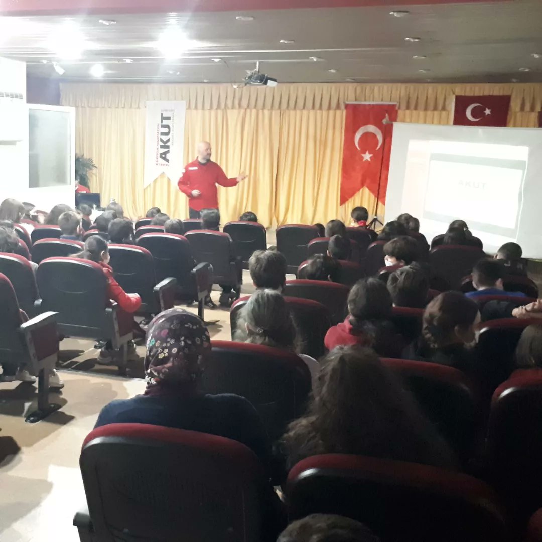 RemziSerif's tweet photo. AKUT derneği tarafından öğrencilerimize "Deprem Bilinçlendirme Semineri" yapıldı. Teşekkürler #akut 👏👏👏

@boduroga @ilce_mem @izmir_ilmem @tcmeb https://t.co/4HjqqARibL