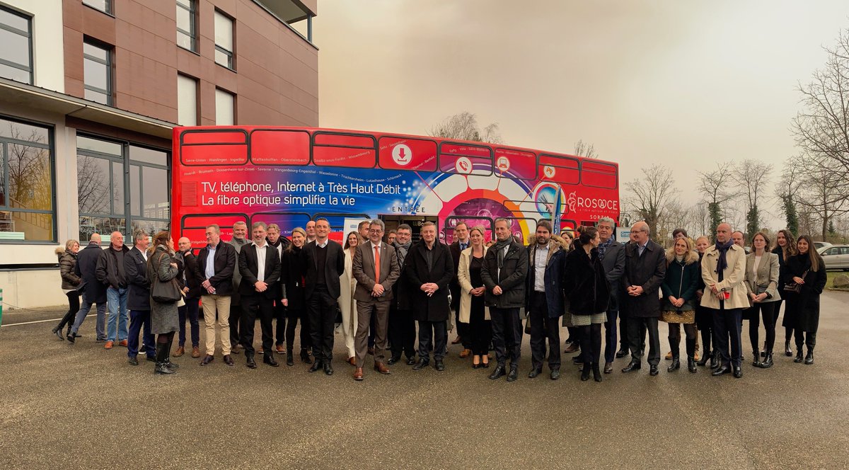 lafibreenalsace's tweet photo. [MON RESEAU ET MOI] 🙌 Mardi 15 mars, Josiane CHEVALIER, Préfète de la Région, Jean ROTTNER , Président de la @regiongrandest et Benoît BRECHON, Directeur général de Rosace se sont réunis pour officialiser la fin de chantier du déploiement de la fibre en #Alsace. #afondlafibre https://t.co/JnBEOZEUc8