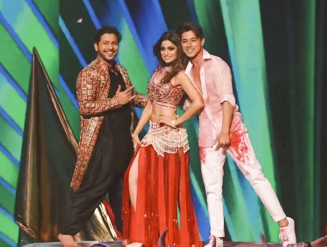 queenshamita05's tweet photo. Jalwe hai bhai humre🔥💪
#PraNiSha
#ShamitaShetty @ShamitaShetty
#PratikSehajpal @realsehajpal
#NishantBhat @TheNishantBhat
#OttTrio
#JalneWaloJalteRaho https://t.co/i973uzOr0q