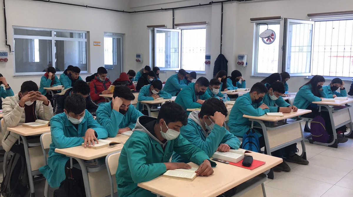 MtalHoroz's tweet photo. “Ben Okuyorum Gaziantep Okuyor” projesi kapsamında gerçekleştirilen kitap okuma saatinden kareler 📚📖

#benokuyorumGaziantepokuyor
#heryerdeokuyoruz
#okumasaati
#HorozMtal https://t.co/4ZSZNOYBP8