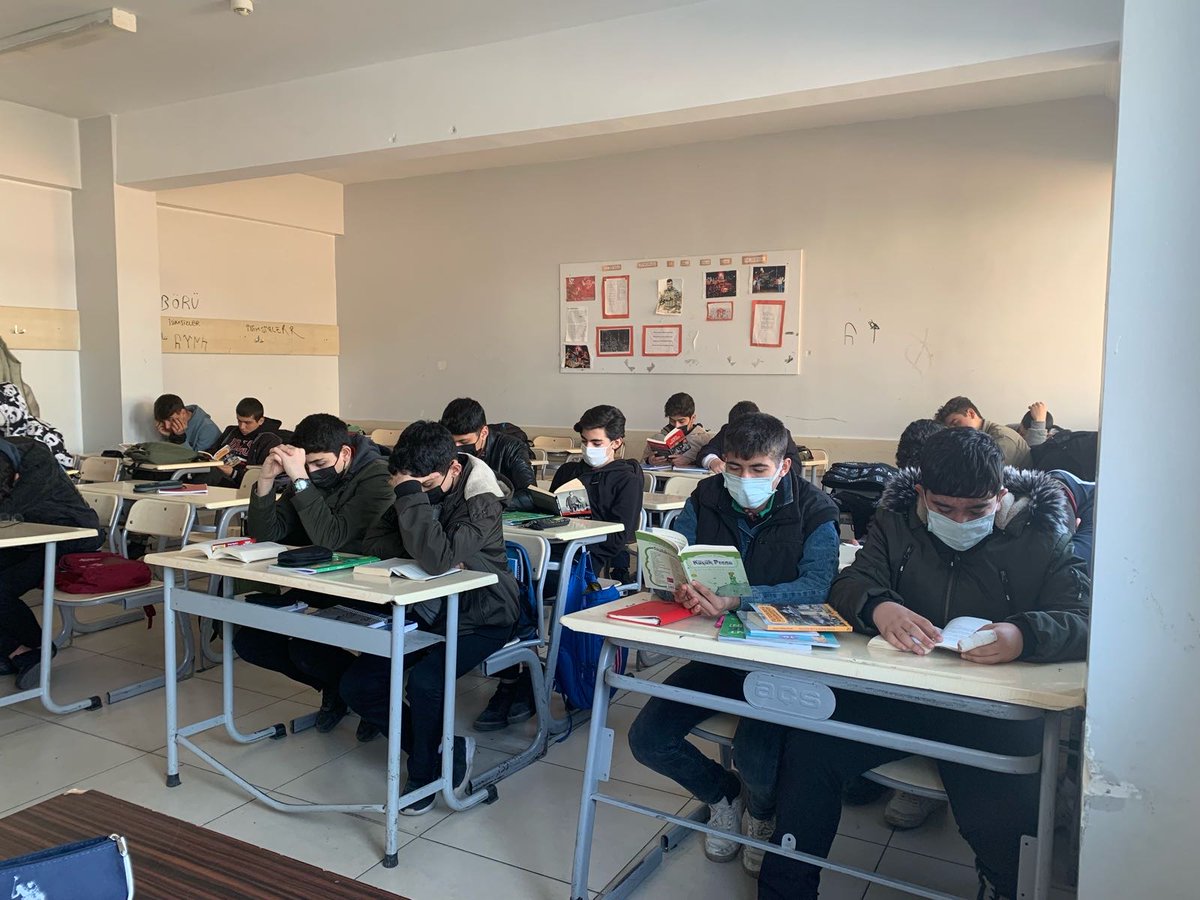MtalHoroz's tweet photo. “Ben Okuyorum Gaziantep Okuyor” projesi kapsamında gerçekleştirilen kitap okuma saatinden kareler 📚📖

#benokuyorumGaziantepokuyor
#heryerdeokuyoruz
#okumasaati
#HorozMtal https://t.co/4ZSZNOYBP8