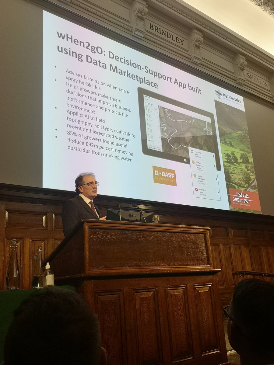 David Flanders of Agrimetrics describing wHen2go: an app that informs a farmer when it is safe to spray. @Agrimetrics <a href="/UK_AgriTech/">AgriTech, Healthcare, Life Science & Clean Energy</a>  #gcta22 #gamechangingagritech