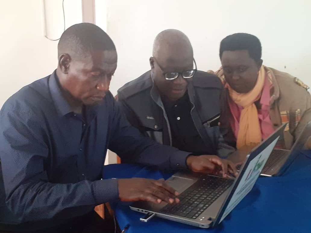 msp_burundi's tweet photo. Toute formation sanitaire fonctionnelle au #Burundi a l’obligation de transmettre les rapports des activités suivant des outils standards élaborés par le #MSPLS, à travers la Direction du Système National d’Information Sanitaire #DSNIS. https://t.co/SJddJP65HP