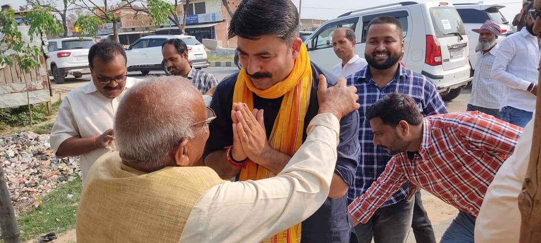Shalabhoffice's tweet photo. सिरजम चौराहा, लंगड़ी चौराहा, बैतालपुर में देवतुल्य कार्यकर्ता साथियों और सम्मानित जनता जनार्दन द्वारा किये गए अभूतपूर्व स्वागत अभिनन्दन के लिए हृद��� की गहराइयों से धन्यवाद। 😊🙏😊

आप सभी के अथाह प्यार और आशीर्वाद के लिये सदैव ऋणी रहूँगा। https://t.co/zL7FmOTXwK
