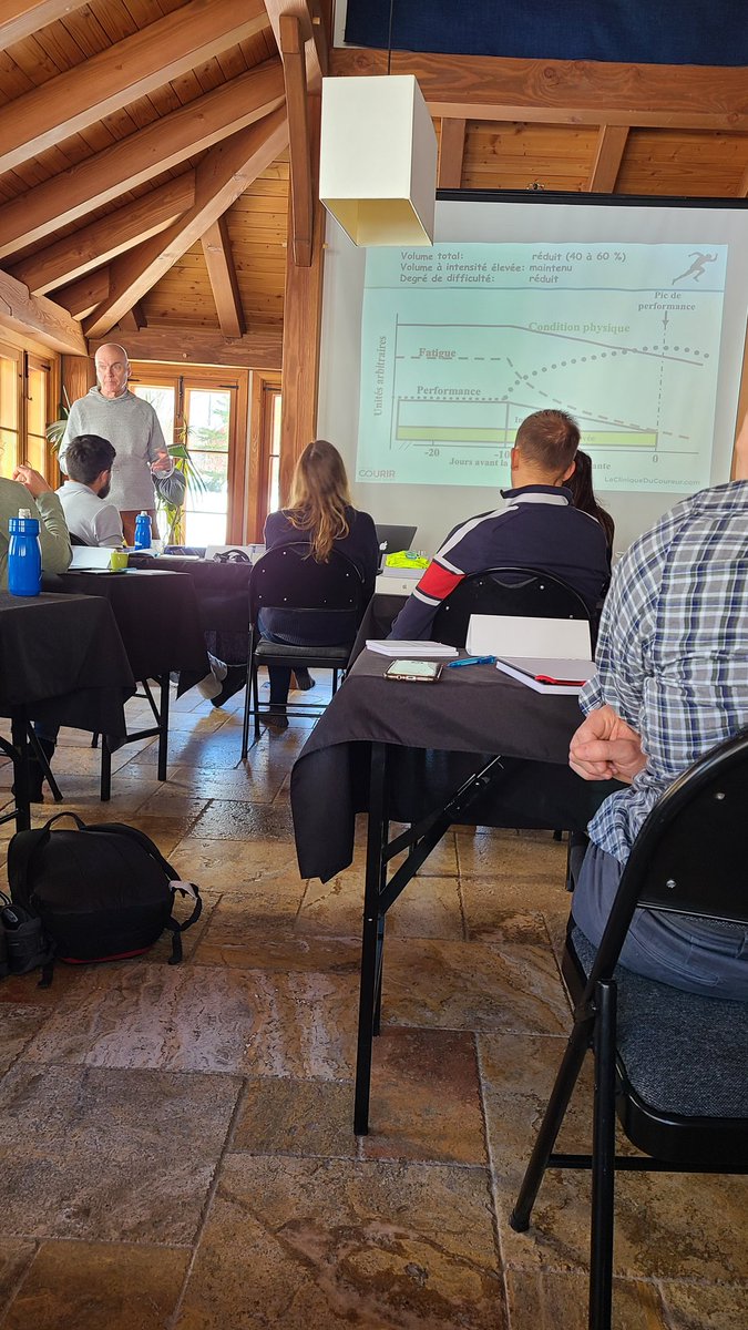 CliniqueCoureur's tweet photo. "Tapering" ou "affûtage" 
On étudie une méta-analyse qui dit qu'il faut couper de 40 à 60% le volume total pour créer l'effet d'affûtage. Ce qui crée le pic de performance pour l'événement/la compétition. À considérer pour les athlètes 😉  #expert2point0 @TiboGuy
@blaisedubois https://t.co/ju04om9wid