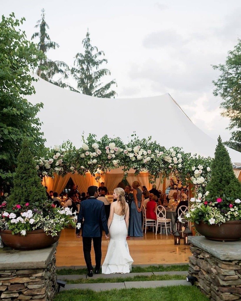 luxuryxweddings's tweet photo. Walking into this tented reception is a dream!💖
Planner: @lkeventschicago
Photography: @juliafranzasophoto
Tent, Arch, Flooring : @chanceproevents
Florals: @lifeinbloom
Catering: @limelightcatering
Rentals: @frostchicago @nuagedesigninc
#brideandgroom #brideand… https://t.co/1LAHns02Vf
