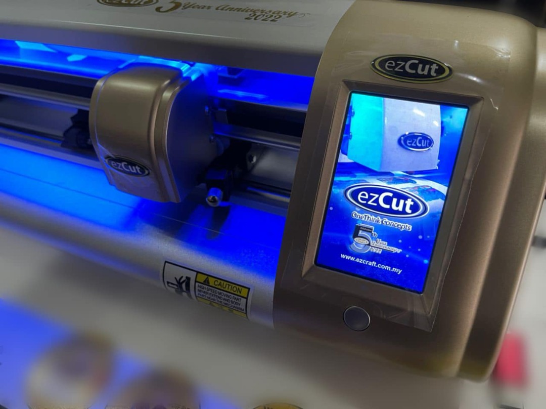 aie786's tweet photo. Hopefully bole upgrade plotter dengan duit kwsp.. Ni jam kalo dpt order 1000pcs, senyum je mesin ni potong.. Auto marking lak tu.. Fuhh nice.. Tp tu lah.. Harga lak bole buat sedih nanti. 😢 https://t.co/PBh9c0QbRn