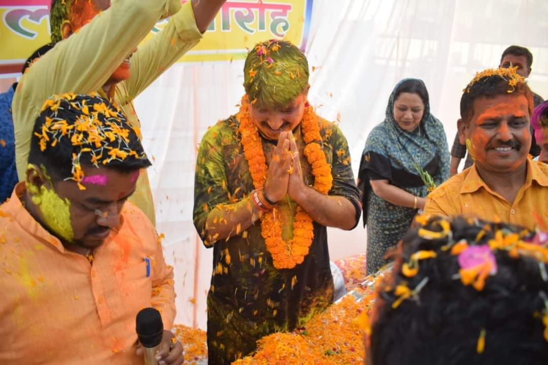 Shalabhoffice's tweet photo. देवरिया, नगरपालिका परिषद में आयोजित होली मिलन समारोह में सम्मिलित होकर महात्मा गांधी जी प्रतिमा पर माल्यार्प��� कर उपस्थित सभी भाइयों, अभिभावकों और ऊर्जावान कार्यकर्ता साथियों के साथ पूरे हर्षोल्लास के साथ होली मनाया गया।

पुनः आप सभी को होली की ढ़ेरो शुभकामनाएं।😊💐🎊🙏 https://t.co/rpxXESn9Tq
