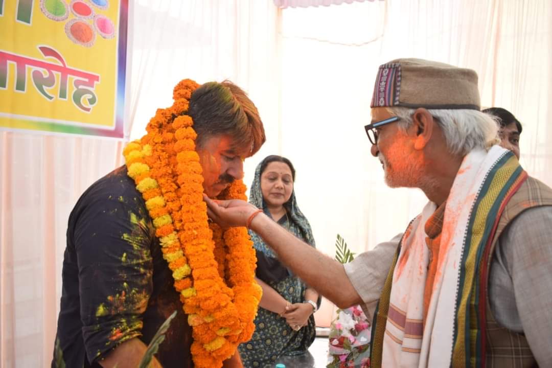Shalabhoffice's tweet photo. देवरिया, नगरपालिका परिषद में आयोजित होली मिलन समारोह में सम्मिलित होकर महात्मा गांधी जी प्रतिमा पर माल्यार्प��� कर उपस्थित सभी भाइयों, अभिभावकों और ऊर्जावान कार्यकर्ता साथियों के साथ पूरे हर्षोल्लास के साथ होली मनाया गया।

पुनः आप सभी को होली की ढ़ेरो शुभकामनाएं।😊💐🎊🙏 https://t.co/rpxXESn9Tq