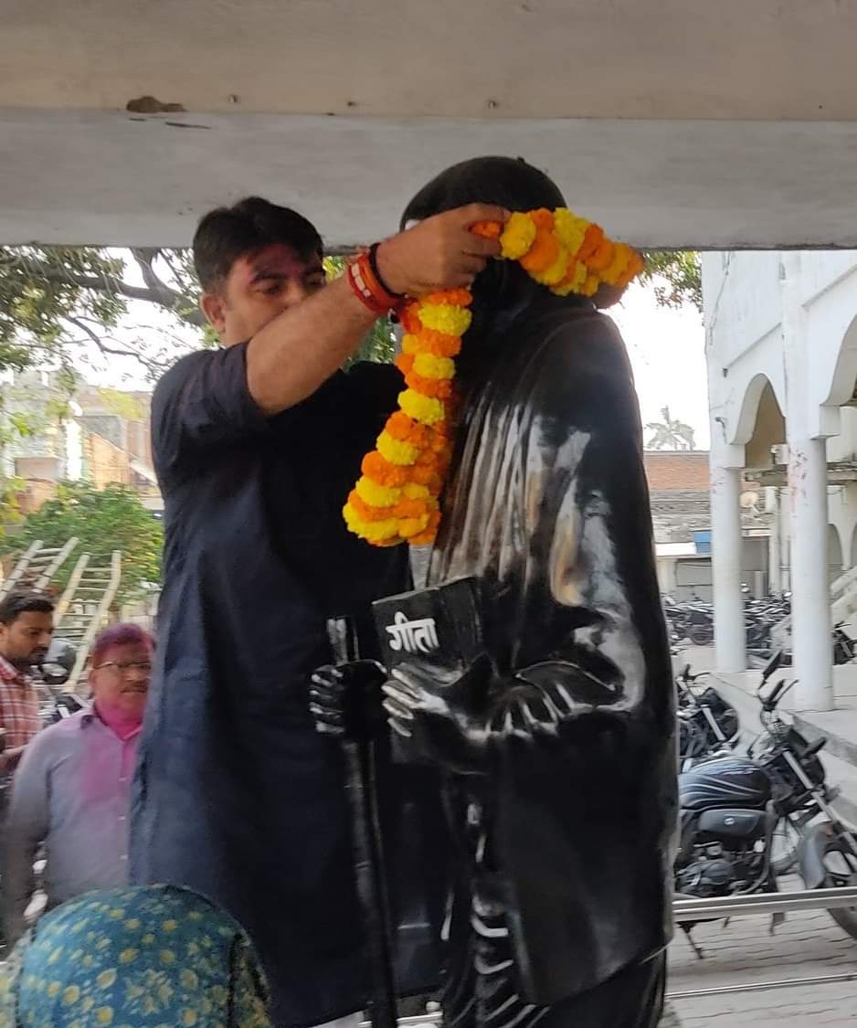 Shalabhoffice's tweet photo. देवरिया, नगरपालिका परिषद में आयोजित होली मिलन समारोह में सम्मिलित होकर महात्मा गांधी जी प्रतिमा पर माल्यार्प��� कर उपस्थित सभी भाइयों, अभिभावकों और ऊर्जावान कार्यकर्ता साथियों के साथ पूरे हर्षोल्लास के साथ होली मनाया गया।

पुनः आप सभी को होली की ढ़ेरो शुभकामनाएं।😊💐🎊🙏 https://t.co/rpxXESn9Tq