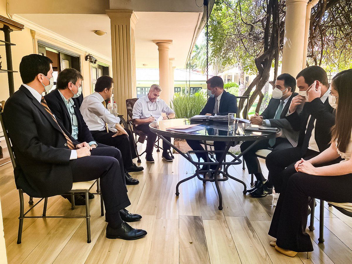 MaritoAbdo's tweet photo. Luego de ultimar detalles con el gabinete, he firmado el proyecto de ley que crea el Fondo de Estabilización del precio de los combustibles. Esta medida será presentada al Congreso Nacional de manera inmediata, con solicitud de tratamiento de urgencia. https://t.co/JJYDQmepvL