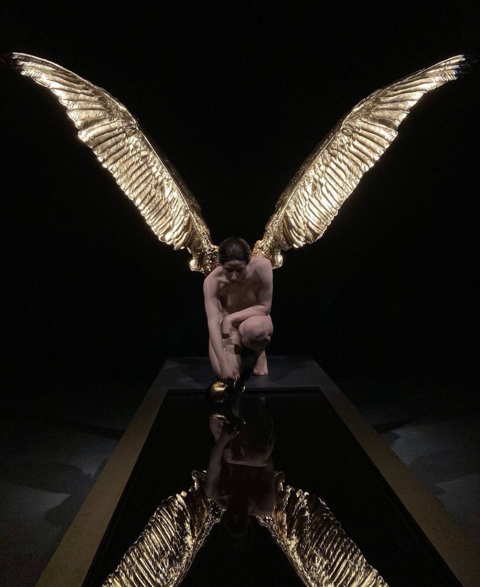 canalacultura's tweet photo. El trabajo #hiperrealista del #escultor #SAMJINKS, juega con esa sensación inquietante de sorpresa e incomodidad al recrear personajes tan cercanos a su realidad
La mensajera de los #dioses en la #mitología #griega #IRIS, se ve en esta obra del museo #TheBenakimMuseum de #Atenas https://t.co/2kgFXRgYbS