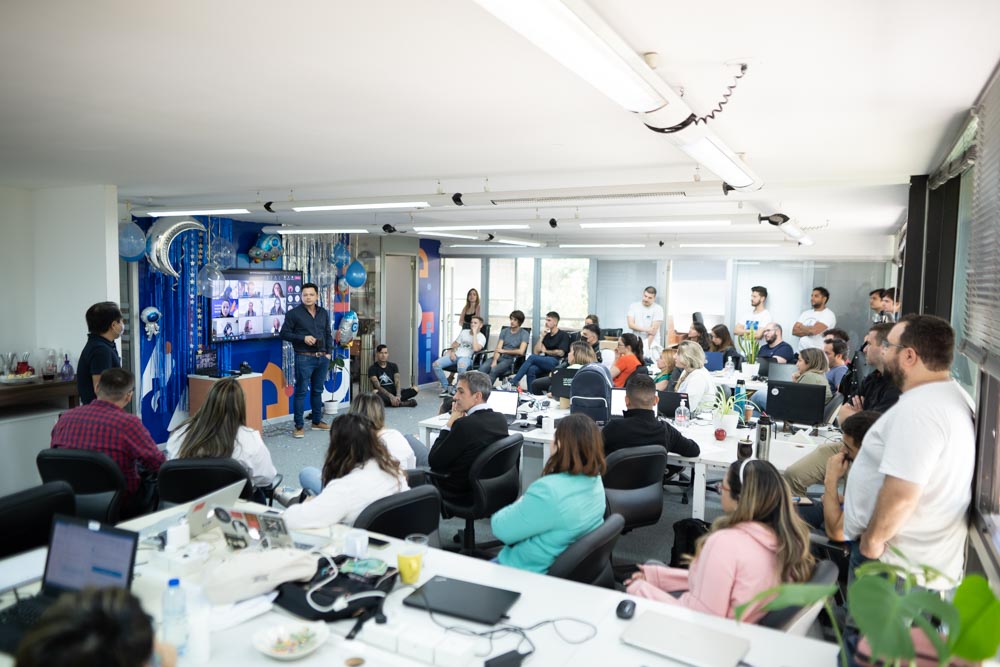 PDA_hrtech's tweet photo. En PDA nos volvimos #GuardianesDeLaExperiencia

Creemos en el poder de organizar procesos, la importancia de la mirada estratégica y la fuerza de las experiencias WOW. Por eso lanzamos nuestro Playbook para que cada una sea de otro planeta.

#BeSingular #MásConectados https://t.co/rnH1fOBiBo