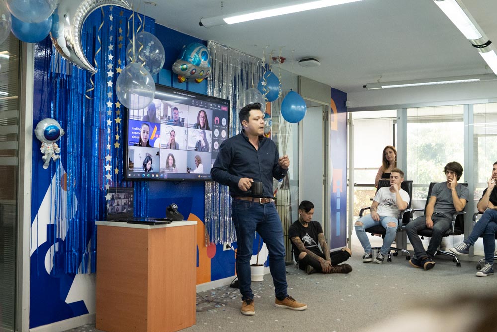 PDA_hrtech's tweet photo. En PDA nos volvimos #GuardianesDeLaExperiencia

Creemos en el poder de organizar procesos, la importancia de la mirada estratégica y la fuerza de las experiencias WOW. Por eso lanzamos nuestro Playbook para que cada una sea de otro planeta.

#BeSingular #MásConectados https://t.co/rnH1fOBiBo