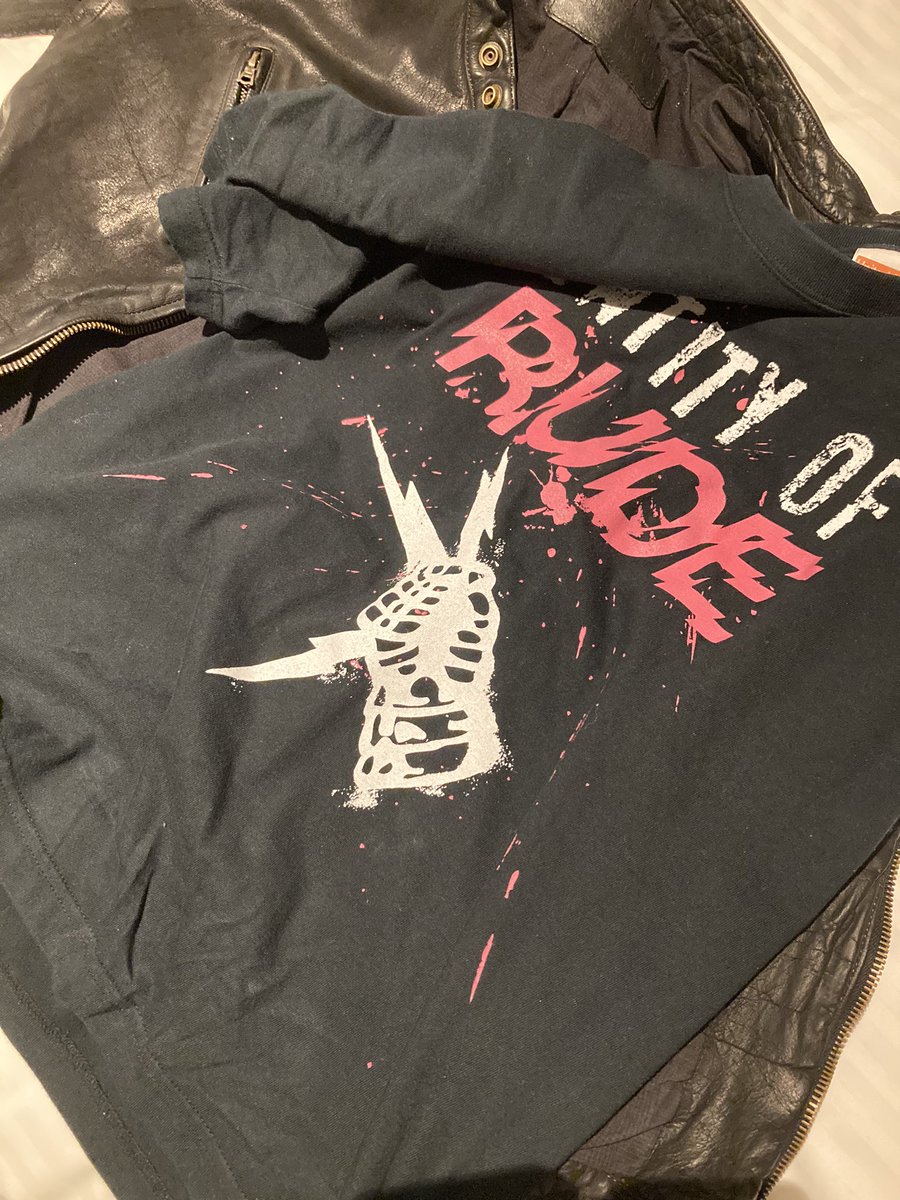 RY0ut's tweet photo. ENTITY OF RUDE「YARUDE-YO」
タブさんデザインのTシャツってこれ?
✊⚡️
揺れるのは音楽に揺れる客だけにしてほしい
#EOR
#ENTITYOFRUDE
#蔦谷好位置
#中村達也
#タブゾンビ
#日向秀和 https://t.co/bpsZkgefbD