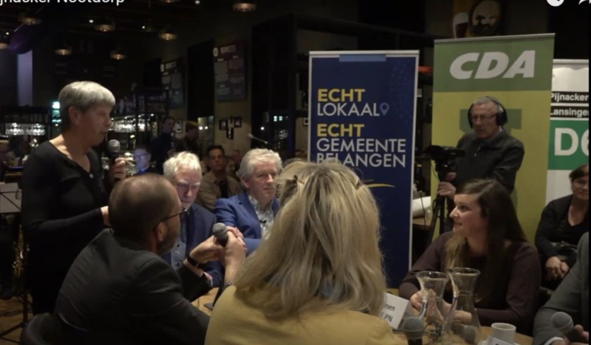 bvdlende's tweet photo. Lies Rutten van Alzheimer DWO reikt dementievriendelijke speldjes uit aan de lijsttrekkers in Pijnacker-Nootdorp zodat ze bij de onderhandelingen aan Alzheimer zullen denken. https://t.co/3PICC7qjVt